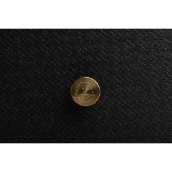 schwarze Aufbewahrungsbox mit goldener Knopföffnung. Quadratische Form, matte Oberfläche.