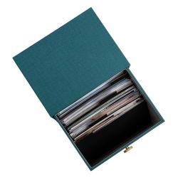 Tealfarbige Aufbewahrungsbox mit goldfarbenem Knopf. Rechteckige Form, schlichtes Design.
