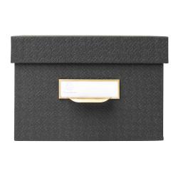 Drei schwarze Aufbewahrungsboxen in verschiedenen Größen. Jede Box hat einen goldenen Griff und ein beschriftbares Etikett.
