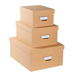 Drei stapelbare Aufbewahrungsboxen in beige. Jede Box hat einen Deckel und einen Griff.