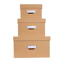 Drei stapelbare Aufbewahrungsboxen in beige. Jede Box hat einen Deckel und einen Griff.