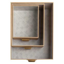 Drei stapelbare Aufbewahrungsboxen in beige. Jede Box hat einen Deckel und einen Griff.
