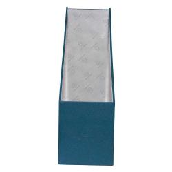 blauer Ordner in schmaler, aufrechter Form. Mit einem Etikettenfeld vorne. Strukturierte Oberfläche.