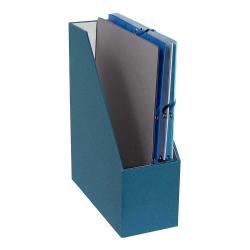 blauer Ordner in schmaler, aufrechter Form. Mit einem Etikettenfeld vorne. Strukturierte Oberfläche.