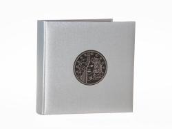 Silbernes Buchcover mit einer runden Prägung. Die Prägung zeigt eine stilisierte Figur.