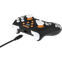 Schwarzer Gamecontroller mit orangefarbenen und weißen Tasten. Abbildungen eines Charakters aus Naruto auf der Vorderseite.