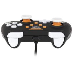 Schwarzer Gamecontroller mit orangefarbenen und weißen Tasten. Abbildungen eines Charakters aus Naruto auf der Vorderseite.