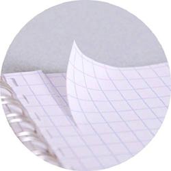 Ein Blatt kariertes Papier, das leicht umgeknickt ist. Es liegt in einem Notizbuch mit Drahtbindung.