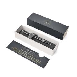 schwarzer Kugelschreiber mit silberner Spitze und Clip. Das Design ist schlicht und elegant.
