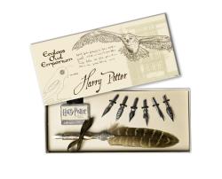Set mit Füllfederhalter und Tinte im Harry Potter Design. Enthält verschiedene Schreibfedern und eine Eule auf der Verpackung.