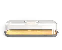 Transparente Aufbewahrungsbox mit abgerundeten Ecken. Holzplatte im Inneren mit Rillen. Deckel mit kleiner Öffnung.
