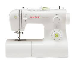 Nähmaschine in Weiß mit verschiedenen Einstellknöpfen. Markierung 'Singer Tradition' sichtbar.