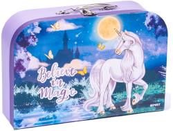 Koffer mit einem Einhorn und dem Schriftzug 'Believe in Magic'. Hintergrund mit Mond und Schmetterlingen.