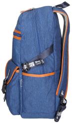 Blauer Rucksack mit braunen Akzenten. Zwei große Taschen vorne und ein Hauptfach.