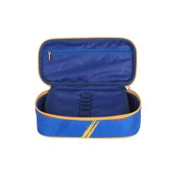 Bleistiftetui in Blau mit gelben Reißverschluss. Auf der Oberseite ein Fußballmotiv und der Schriftzug 'SOCCER NO.10'.