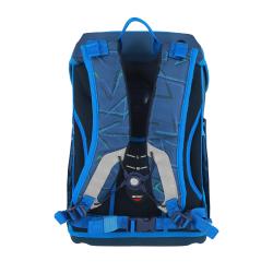 Blauer Schulrucksack mit geometrischem Muster. Enthält Federmäppchen, Sportbeutel und weitere Zubehörteile.