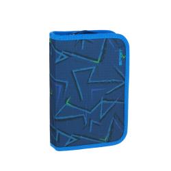Blauer Schulrucksack mit geometrischem Muster. Enthält Federmäppchen, Sportbeutel und weitere Zubehörteile.