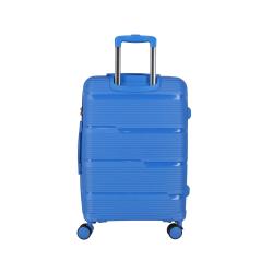 Blauer Koffer mit gerillter Oberfläche. Ausgestattet mit einem ausziehbaren Griff und vier Rollen.