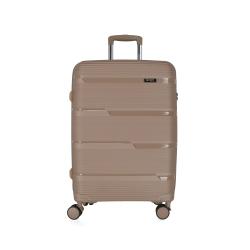 Beige Hartschalenkoffer mit horizontalen Rillen. Ausgestattet mit einem ausziehbaren Griff und vier Rollen.