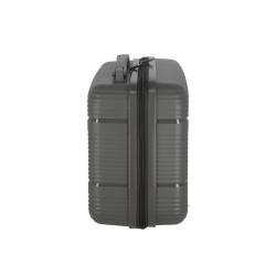 graue Hartschalenreisetasche mit horizontalen Streifen. Rechteckige Form, stabiler Griff oben. Logo 'SPIRIT' auf der Vorderseite.