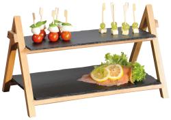 Zweistöckiger Servierständer aus Holz. Oben: Spieße mit Kirschtomaten, Mozzarella und Basilikum. Unten: Räucherlachs mit Zitronenscheiben und Salat.