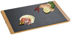 Schwarze Servierplatte aus Stein mit verschiedenen Lebensmitteln. Enthält Schinken, Käse, Oliven, geräucherten Fisch und Zitrone.