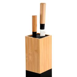 Rechteckiger Behälter aus Bambus. Oberseite schwarz, untere Hälfte naturfarben. Glatte Oberfläche, schlichtes Design.