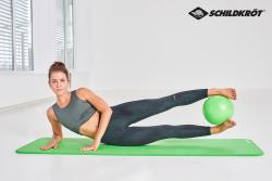 grüne Fitnessball, rund, matte Oberfläche, mit Logo 'Schildkröt Fitness' darauf.