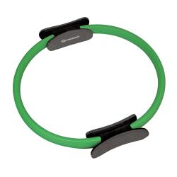 Ein grüner Pilates-Ring mit schwarzen Griffen. Der Ring hat eine runde Form.