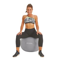 Verpackung eines Gymnastikballs in grau. Abgebildete Person sitzt auf dem Ball und trägt Sportbekleidung.