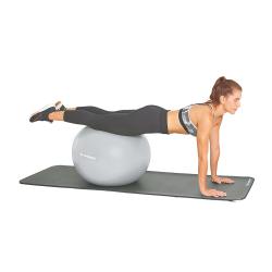 Verpackung eines Gymnastikballs in grau. Abgebildete Person sitzt auf dem Ball und trägt Sportbekleidung.