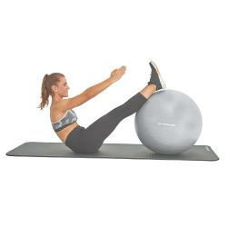 Verpackung eines Gymnastikballs in grau. Abgebildete Person sitzt auf dem Ball und trägt Sportbekleidung.