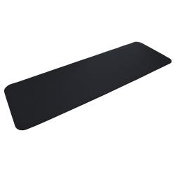 Schwarze Yoga-Matte mit geriffelter Oberfläche. Sie ist aufgerollt und hat ein Logo in der Ecke.