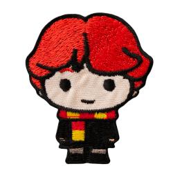 Gestickter Aufnäher eines Charakters mit roten Haaren. Er trägt einen schwarzen Umhang mit einem rot-gelben Schal.