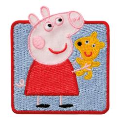 Ein gesticktes Bild von einem rosa Schwein in einem roten Kleid. Es hält ein gelbes Stofftier in der Hand.