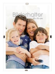 Familienfoto mit vier Personen auf einer Couch. Lächelnde Gesichter, entspannte Atmosphäre.
