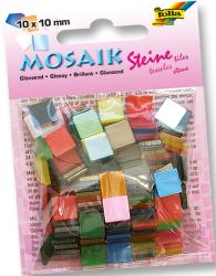Bunte Mosaiksteine in verschiedenen Farben und Formen. Die Steine sind glänzend und quadratisch.