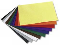 Bunte Filzplatten in verschiedenen Farben. Stapel aus gelben, roten, grünen und anderen Farben.