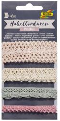 Vier gehäkelte Borten in Pastellfarben: rosa, beige, hellbeige und grün. Jede Borte hat ein dekoratives Muster. Gesamtlänge 4 Meter.