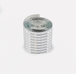 Selbstklebende Spiegelstein-Rollen. Größe 5 x 5 mm. Verpackung zeigt glänzende, spiegelnde Flächen. Ideal für Bastelprojekte.