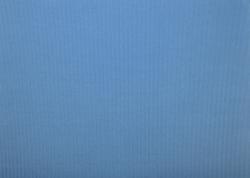 Ein einfarbiger blauer Stoff mit feiner Rippstruktur. Der Stoff wirkt weich und gleichmäßig.
