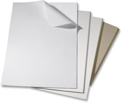 Vier Blätter Papier in unterschiedlichen Farben und Stärken. Oben ein Blatt mit umgeschlagenem Rand.