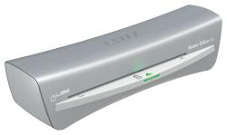 Laminiergerät in modernem Design. Im Hintergrund ein helles Arbeitszimmer mit Schreibtisch und Bücherregal.