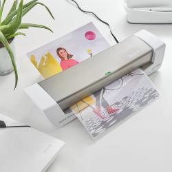 Laminiermaschine in weiß und grau. Kompakte Form, für A4-Dokumente. Tasten für verschiedene Einstellungen.