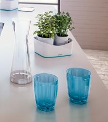 weißer Aufbewahrungskorb mit blauer Innenseite. Abgerundete Kanten, schlichtes Design.