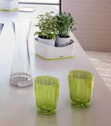weißer Aufbewahrungskorb mit grünem Boden. Abgerundete Kanten. Ideal für Büro oder Zuhause.