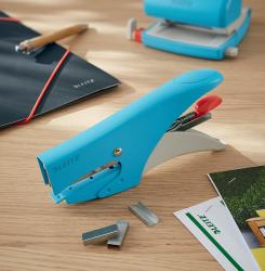 blauer Hefter mit ergonomischem Design. Roter Druckknopf zum Öffnen. Metallische Klammermechanik sichtbar.