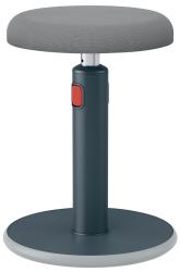 Grauer Hocker mit runder Sitzfläche. Der Standfuß ist stabil und hat einen roten Knopf zur Höhenverstellung.