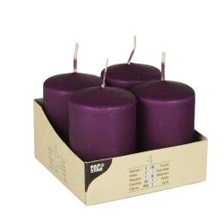 Vier lila Stumpenkerzen in einer quadratischen Verpackung. Jede Kerze hat einen kurzen Docht. Die Verpackung ist beige mit mehrsprachiger Beschriftung.