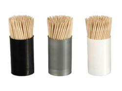 Drei Behälter mit Holz-Zahnstocher. Behälter in Schwarz, Silber und Weiß. Zahnstocher stehen senkrecht.